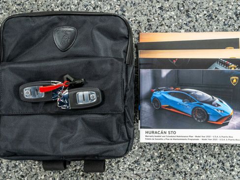 Used 2021 Lamborghini Huracan STO image 22