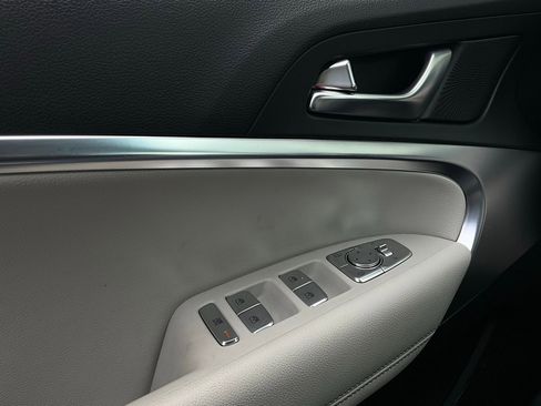 Used 2025 Genesis G70 2.5T image 21