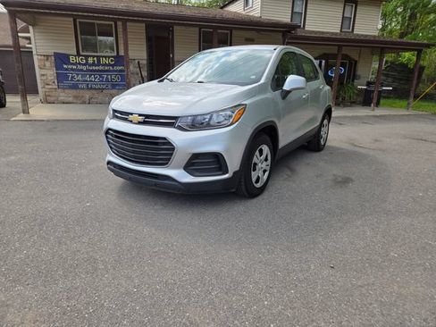 Used 2018 Chevrolet Trax LS FWD image 1