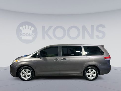 Used 2013 Toyota Sienna L w/ Towing Pkg image 2