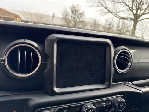 Used 2018 Jeep Wrangler Unlimited Sahara w/ Dual Top Group image 32