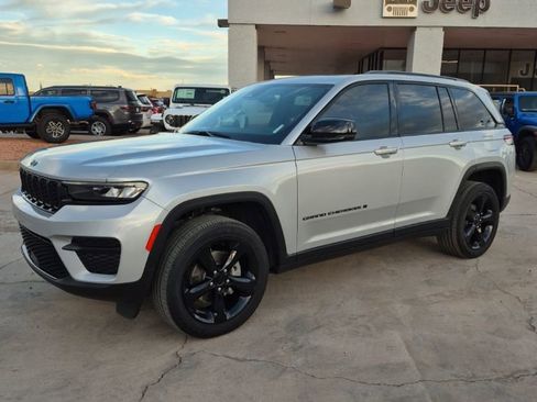 Used 2023 Jeep Grand Cherokee Altitude image 1