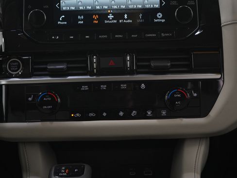 Used 2024 Nissan Pathfinder SL w/ Black Appearance Package AWD/4WD image 17