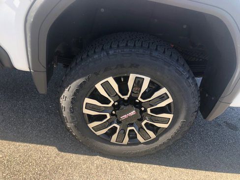 Used 2025 GMC Sierra 2500 AT4 w/ AT4 Premium Plus Package image 8