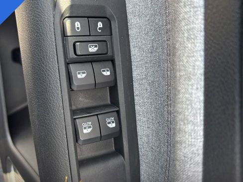 Used 2023 Jeep Compass Latitude image 32