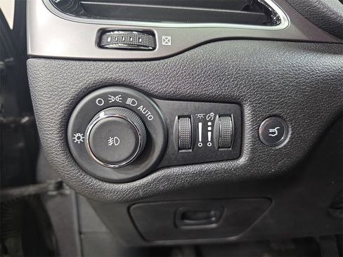 Used 2019 Jeep Cherokee Limited image 26