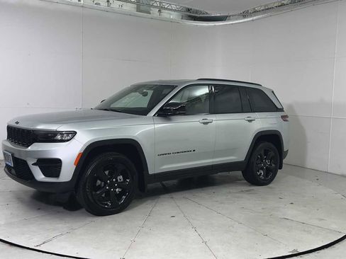 Used 2023 Jeep Grand Cherokee Altitude image 6