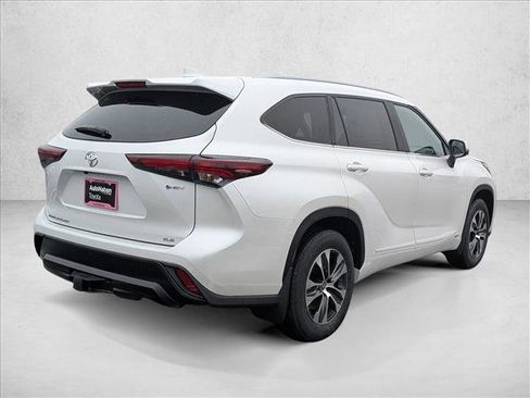 New 2026 Toyota Highlander XLE image 2