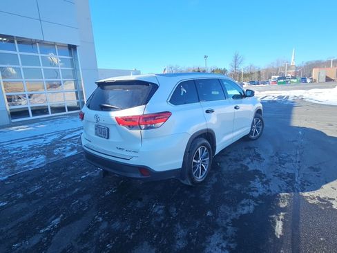 Used 2018 Toyota Highlander XLE image 3