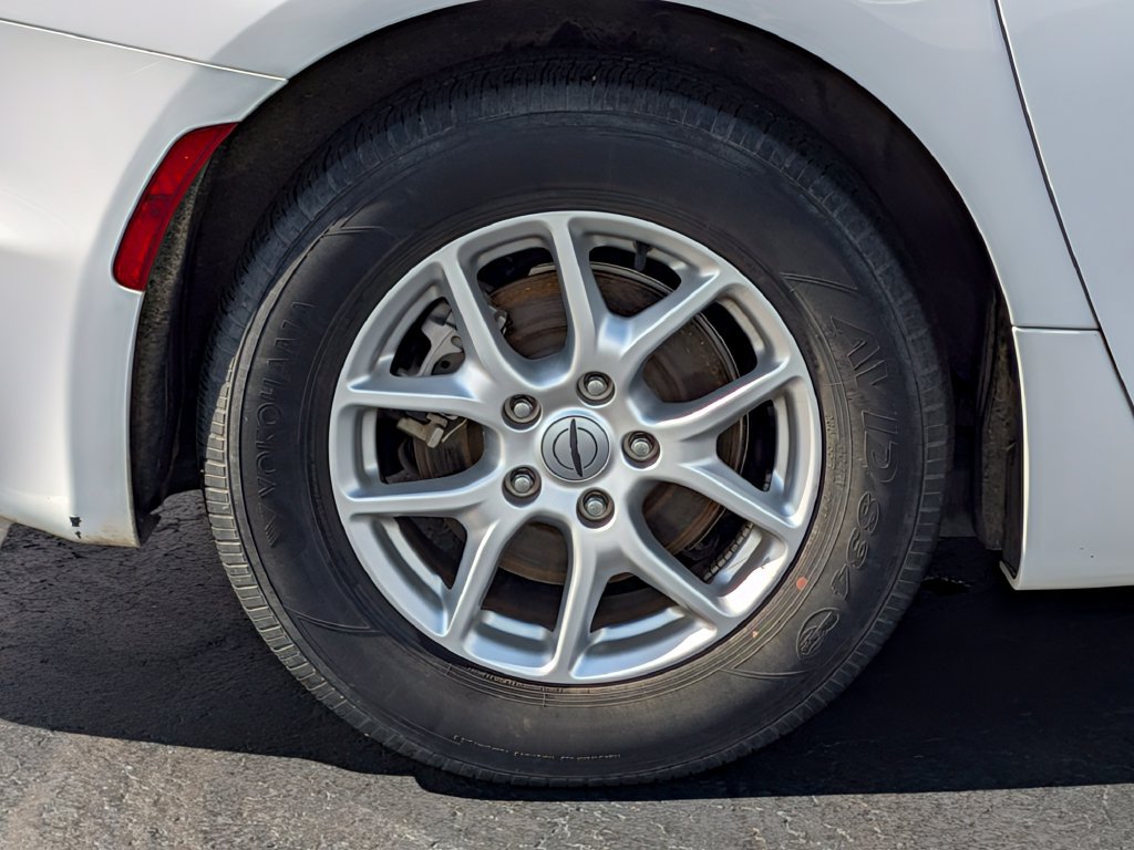 Used 2024 Chrysler Pacifica Touring-L FWD image 9
