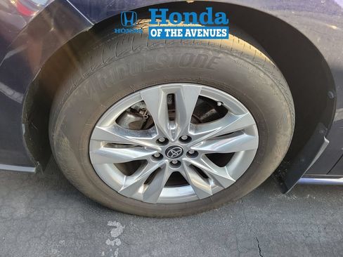 Used 2024 Toyota Sienna XLE w/ XLE Plus Package AWD/4WD image 4