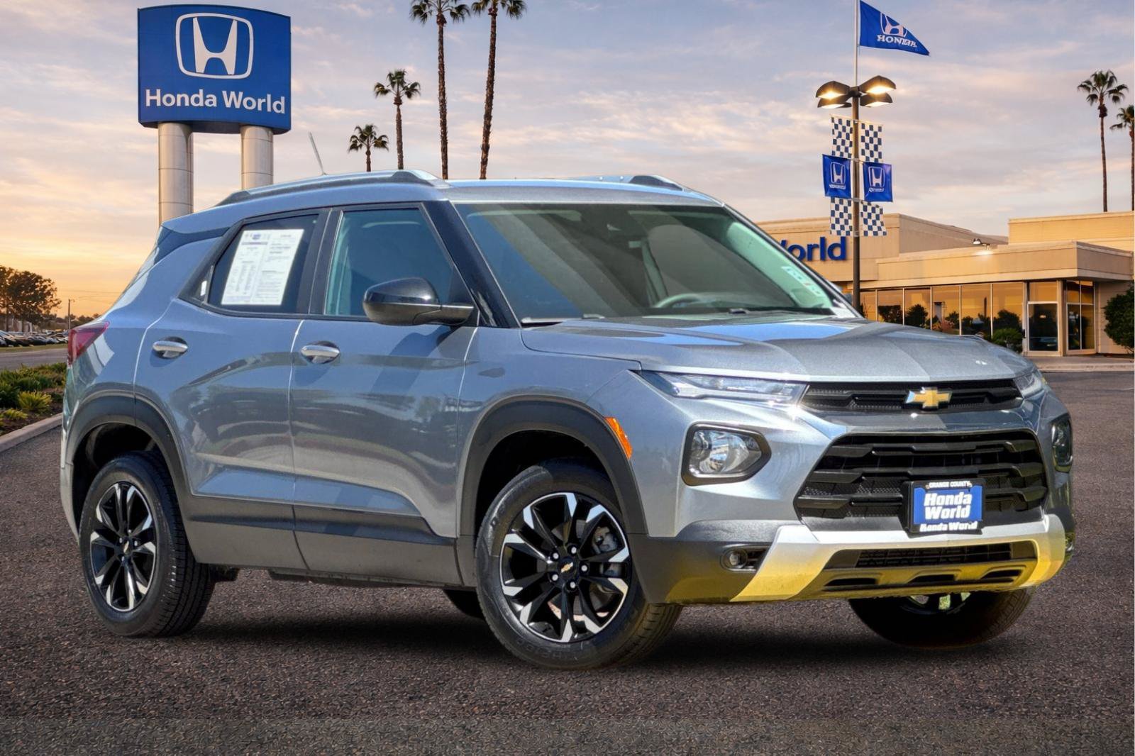 Used 2022 Chevrolet TrailBlazer LT w/ Confidence II Package FWD image 2