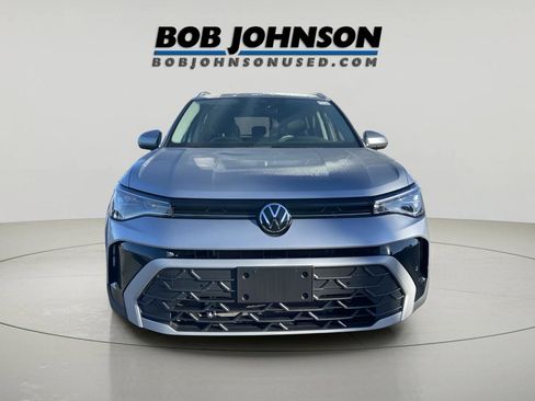 Used 2025 Volkswagen Taos SE w/ Panoramic Sunroof Package image 2