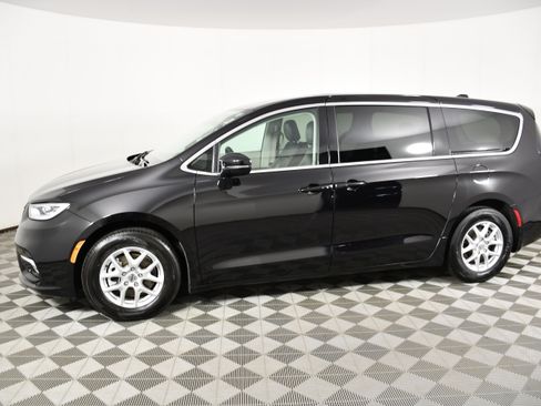 Used 2024 Chrysler Pacifica Touring-L FWD image 9