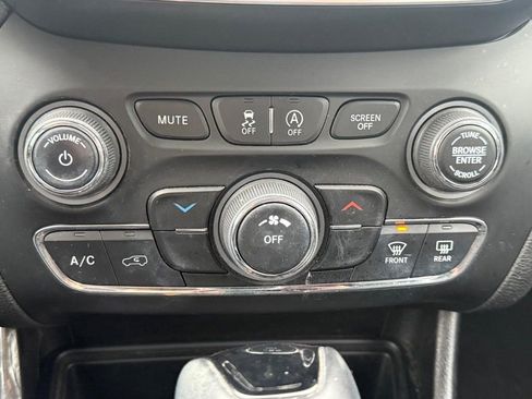 Used 2021 Jeep Cherokee Latitude Plus image 18