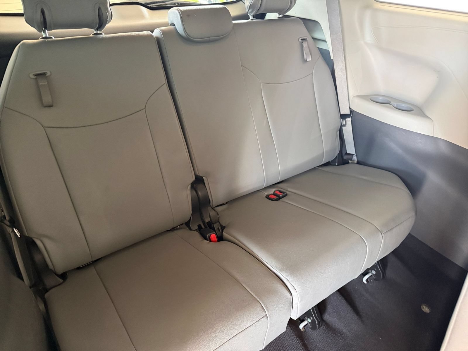 Used 2024 Toyota Sienna XLE FWD image 30
