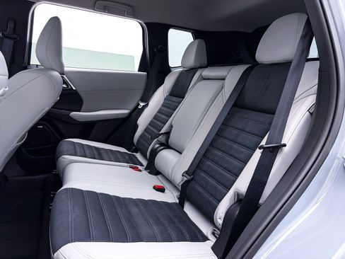 New 2026 Mitsubishi Outlander SE image 24