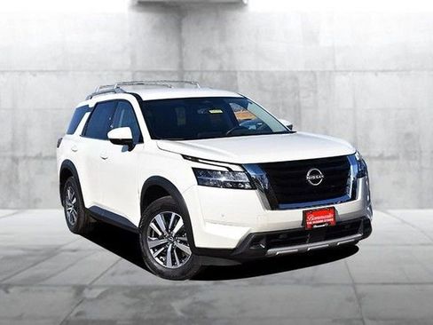 Used 2024 Nissan Pathfinder SL image 2