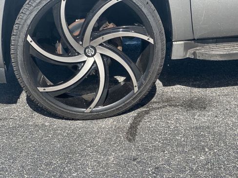 Used 2012 Chevrolet Avalanche LTZ image 9