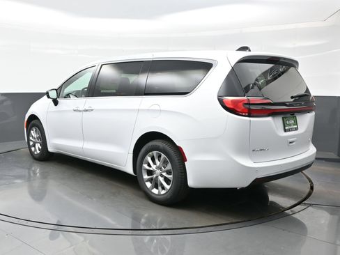 New 2027 Chrysler Pacifica Select AWD/4WD image 5