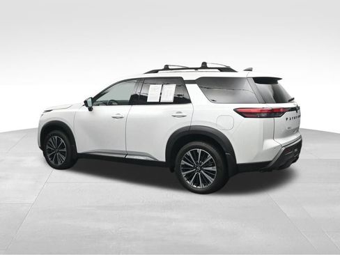 Used 2026 Nissan Pathfinder Platinum FWD image 3