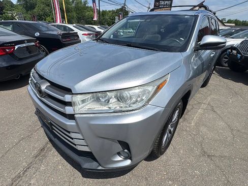 Used 2019 Toyota Highlander XLE AWD/4WD image 1