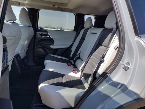 New 2026 Mitsubishi Outlander SE image 9