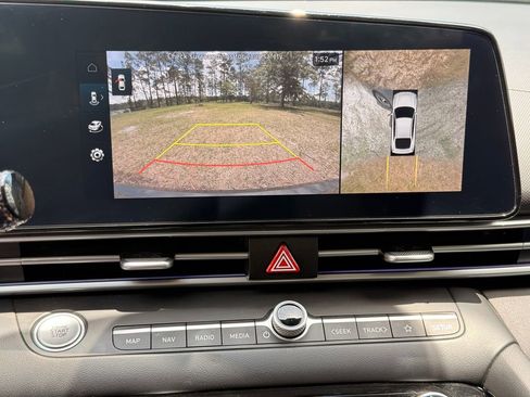 Used 2024 Hyundai Elantra Limited FWD image 18