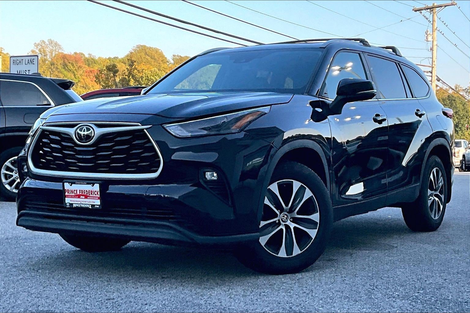 Used 2023 Toyota Highlander XLE AWD/4WD image 3