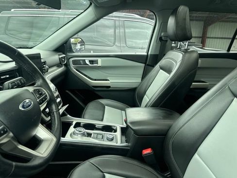 Used 2023 Ford Explorer XLT w/ XLT Sport Appearance Package AWD/4WD image 6