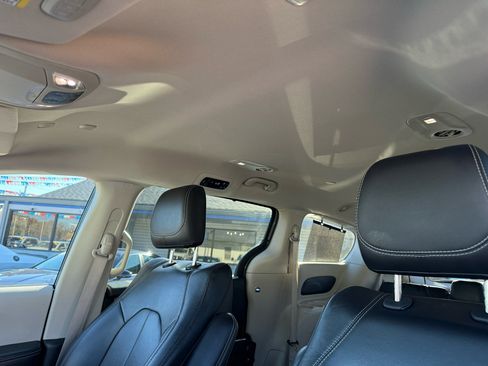 Used 2022 Chrysler Pacifica Touring-L image 19