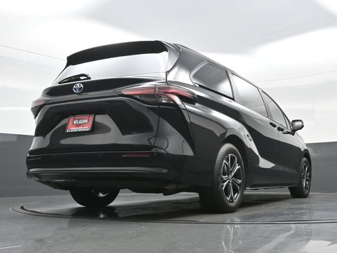 Used 2025 Toyota Sienna Platinum AWD/4WD image 34