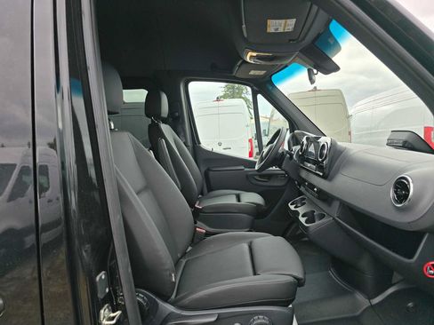 Used 2025 Mercedes-Benz Sprinter 2500 image 11