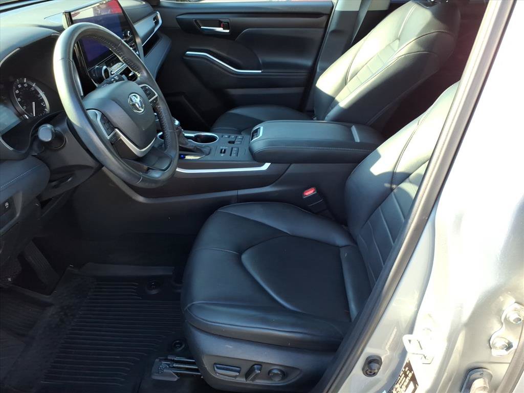 Used 2024 Toyota Highlander XLE AWD/4WD image 5