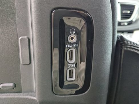 Used 2018 Chrysler Pacifica Limited w/ Advanced Safetytec Group FWD image 11