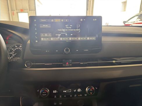 Used 2025 Mitsubishi Outlander SE image 10