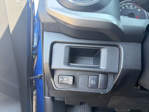 Certified 2018 Toyota Tacoma SR5 AWD/4WD image 15