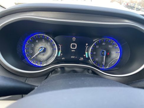 Used 2024 Chrysler Pacifica Touring-L image 12