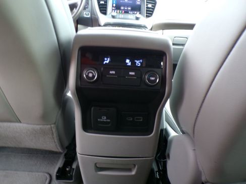 Used 2023 GMC Acadia SLT image 26