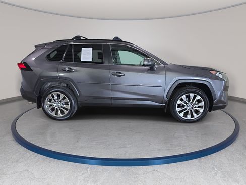 Used 2019 Toyota RAV4 XLE Premium FWD image 5