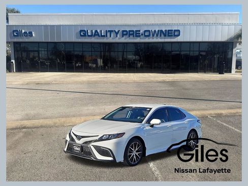 Used 2024 Toyota Camry SE image 1