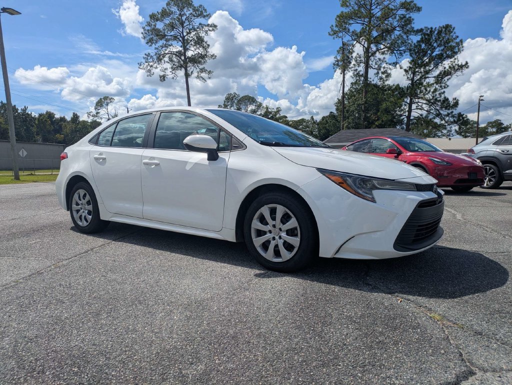Used 2023 Toyota Corolla LE FWD image 2