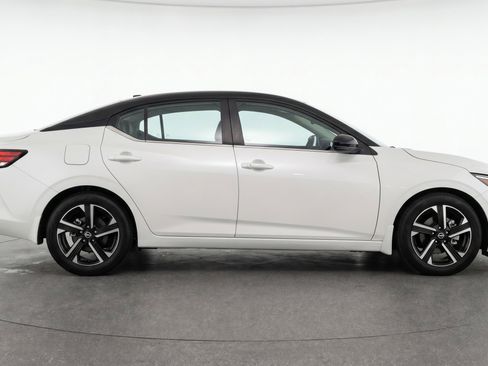 Used 2025 Nissan Sentra SV FWD image 11