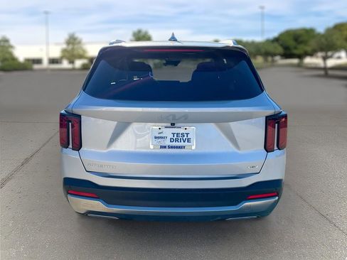 Certified 2025 Kia Sorento EX image 5