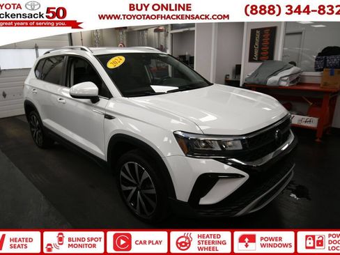 Used 2024 Volkswagen Taos SE FWD image 1