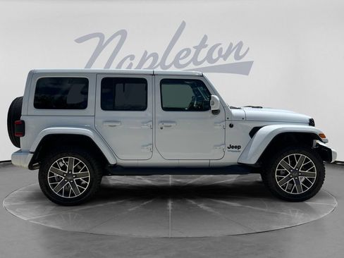Used 2022 Jeep Wrangler Unlimited Sahara AWD/4WD image 9