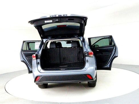 Certified 2022 Toyota Highlander XLE image 11