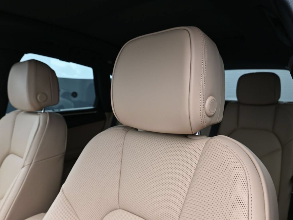 Certified 2026 Porsche Macan AWD/4WD image 16