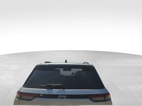 Used 2024 Jeep Grand Cherokee Limited RWD image 11