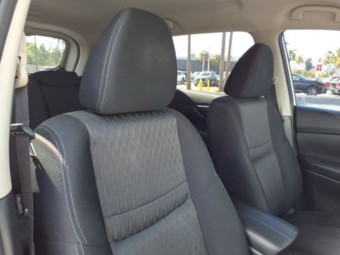 Used 2020 Nissan Rogue SV image 11